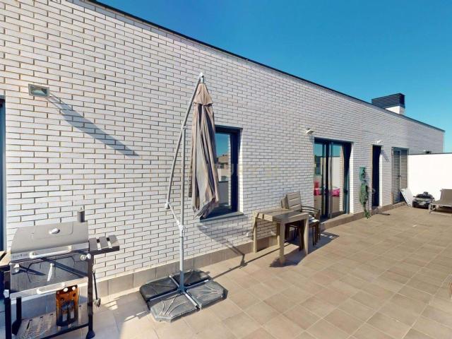 ¡Ático de ensueño con terraza de 54m², garaje y trastero!