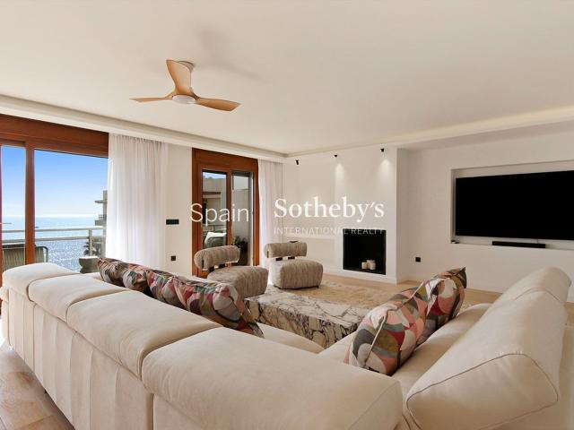 Ático de estilo contemporáneo, perfectamente ubicado para of. 230m² Estepona