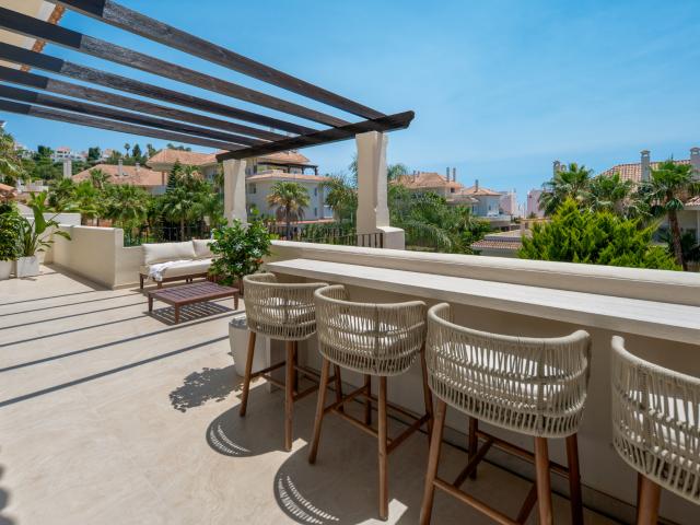 Ático de lujo orientado al sur con vistas al mar y a la montaña en Aloha Hill Club, Nueva Andalucía
