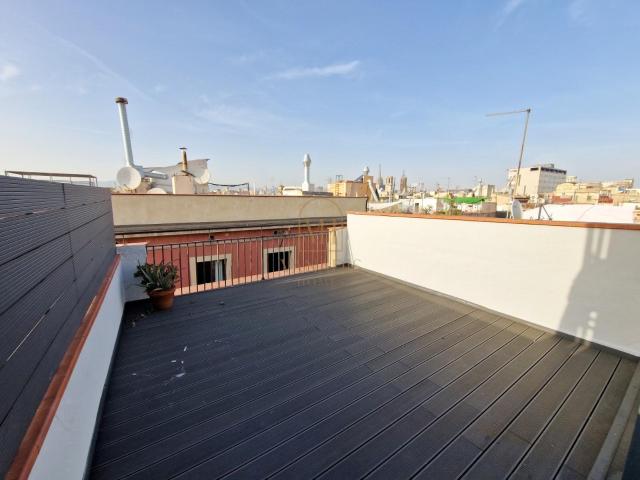 Ático de lujo con terraza privada en el corazón del Barrio Gótico