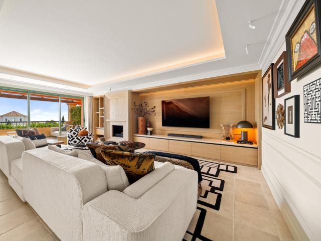 Ático de Lujo de Dos Dormitorios con Vistas Panorámicas al Mar en Four Seasons, Estepona
