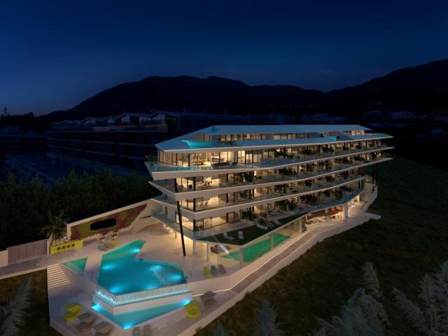 Ático de lujo de 3 dormitorios y 4 baños con vistas al mar y piscina propia. Fuengirola