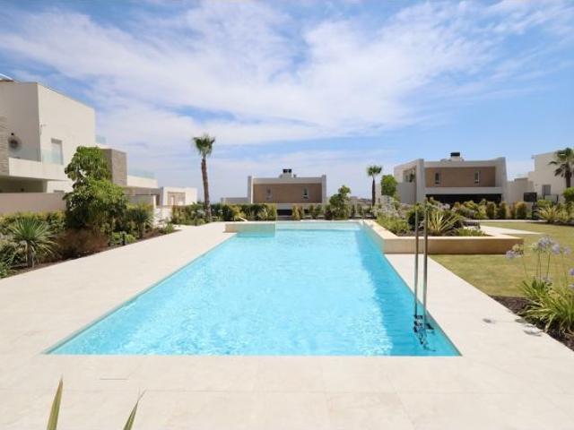 ÁTICO DE LUJO EN LA FINCA GOLF CON SOLÁRIUM PRIVADO DE 88 M², 3 DORMITORIOS, GARAJE Y PISCINA