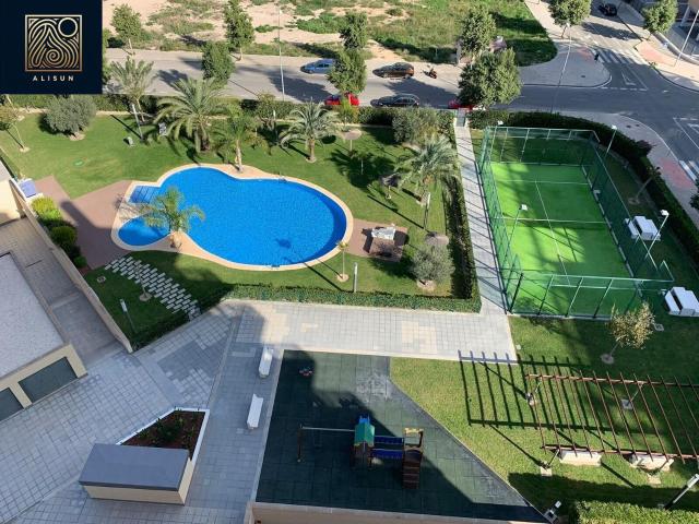 Ático de lujo en PAU 5 con amplias terrazas y solárium privado