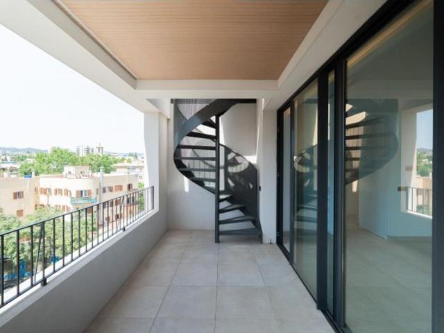 Ático de obra nueva de 2 dormitorios con vistas al mar y piscina en azotea