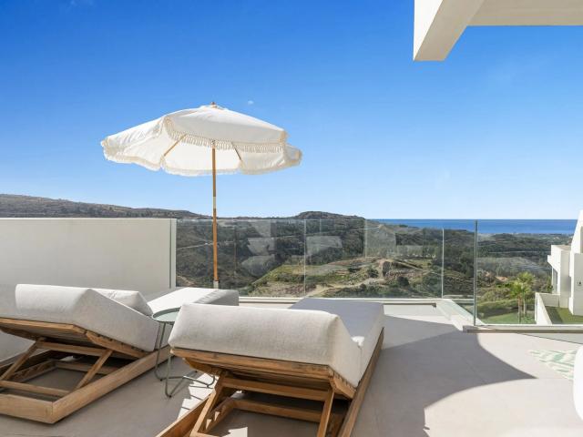 Ático dúplex con amplia vivienda en la azotea en Marbella Club Hills Benahavís
