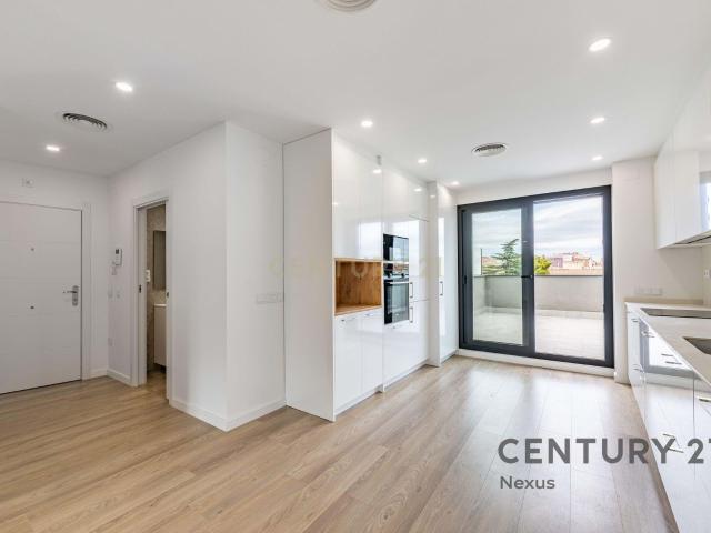 Ático dúplex con distribución invertida, suite, terrazas y acabados premium en Terrassa