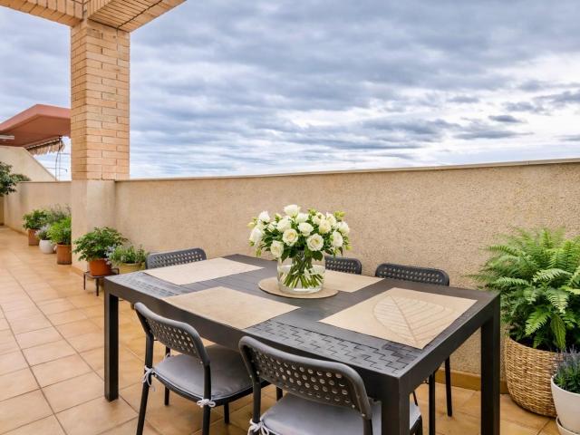 Ático dúplex con gran terraza en residencial con piscina, garaje y trastero – Cortes Valencianas, Nou Mestalla