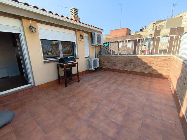 Ático dúplex con TERRAZA 20M2 Y GARAJE. Distribuido en dos dormitorios, salón, cocina con galería, dos baños y buhardilla de 30m2