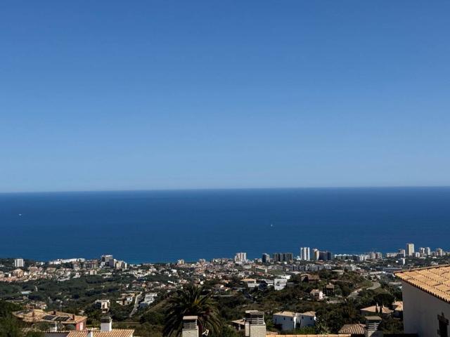 Ático dúplex con vistas espectaculares al mar, garaje, jardín y piscina