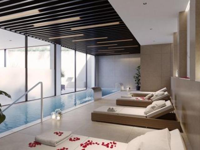 Ático dúplex de 4 dormitorios, 3 baños y vistas al mar en Estepona