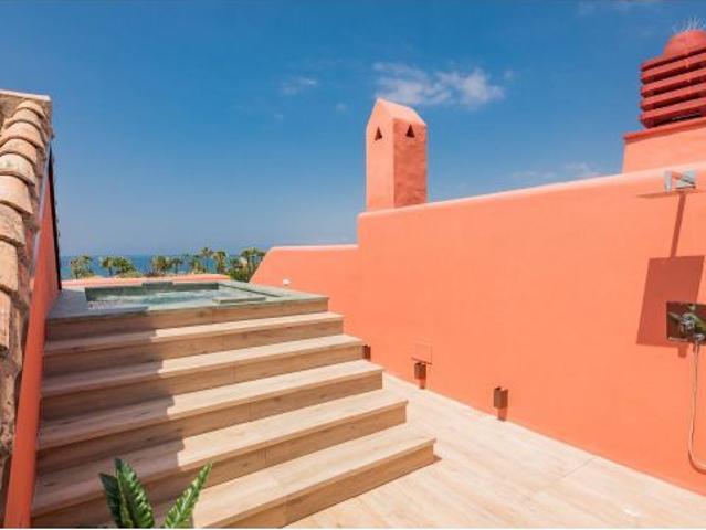 Ático dúplex de 4 dormitorios y 4 baños en primera línea de playa. Estepona