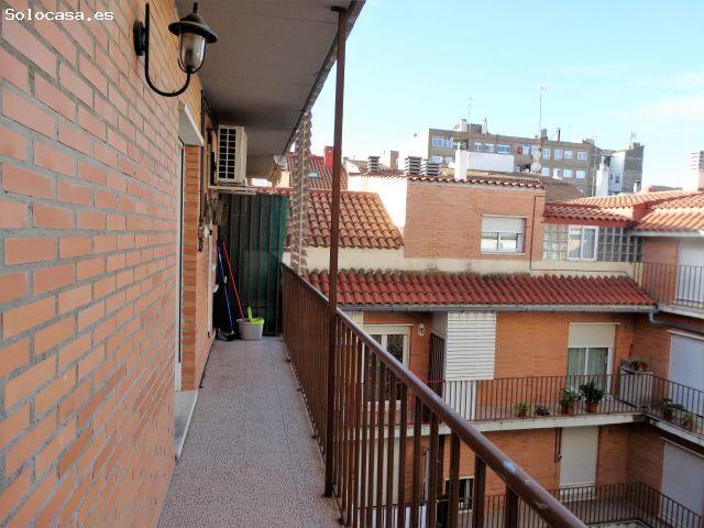 atico duplex de dos dormitorios, dos terrazas, baño y salón cocina