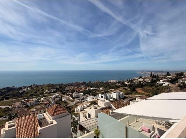 Ático dúplex de obra reciente con vistas al mar y a la Stupa en Benalmádena