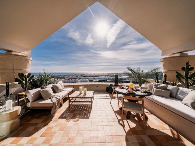 Ático dúplex de lujo con vistas panorámicas en Nueva Andalucía, Marbella