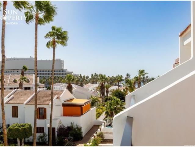 ÁTICO DÚPLEX EN PRIMERA LÍNEA DE MAR CON VISTAS A LA PISCINA – PARQUE SANTIAGO 2 – PLAYA DE LAS AMÉR