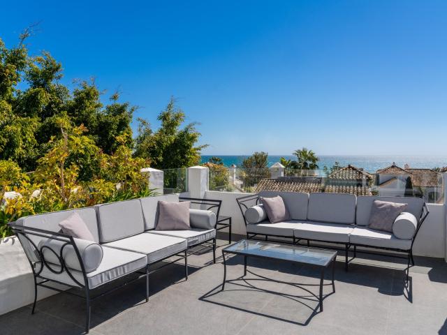 Ático dúplex en primera línea de playa con vistas al mar en. 333m² Marbella