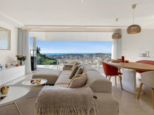Ático Dúplex Exclusivo con Solárium Privado y Piscina en Nueva Andalucía