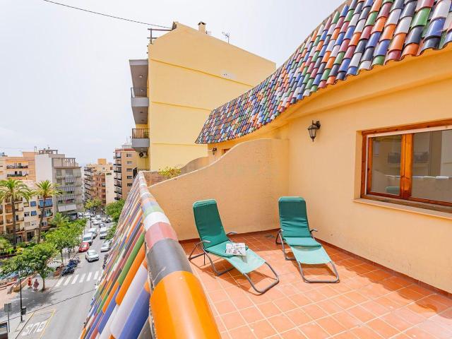 Ático dúplex listo para entrar a vivir con vistas al mar y al Peñón