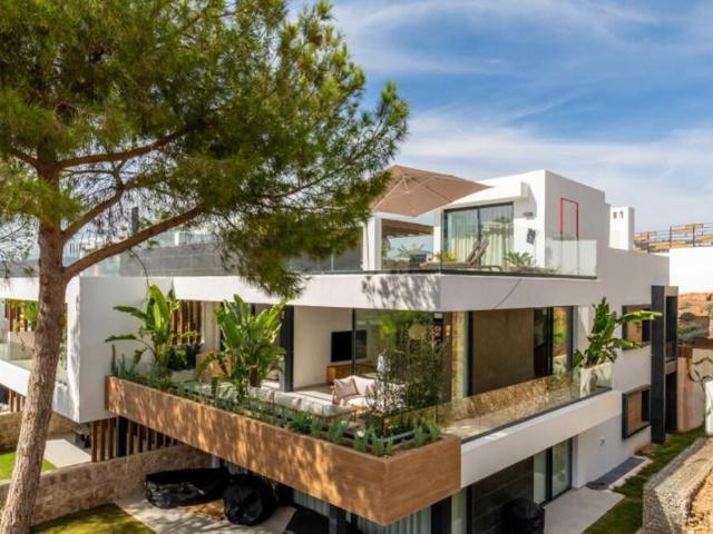 Ático Dúplex Moderno con Piscina Privada y Vistas Panorámicas al Mar en Cabopino