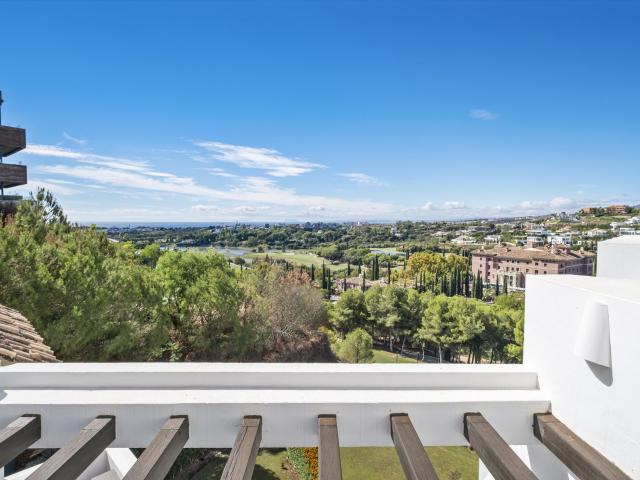Ático dúplex panorámico en Urbanización Cerrada Tee 5 Bena. 310m² Benahavís
