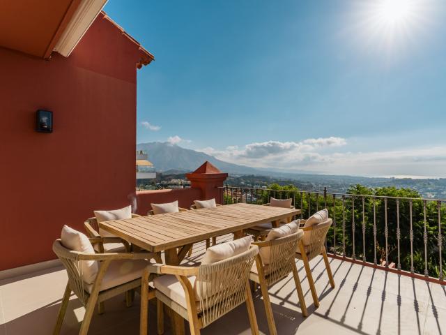 Ático dúplex refinado con vistas panorámicas al mar en La Quinta Benahavís