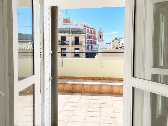 Ático dúplex reformado con terraza en El Carmen