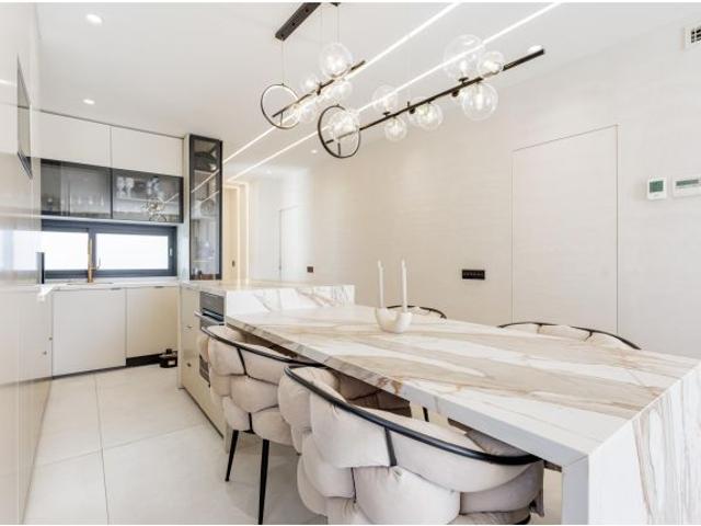 Ático dúplex totalmente reformado en venta con solárium privado, 3 terrazas y vistas abiertas