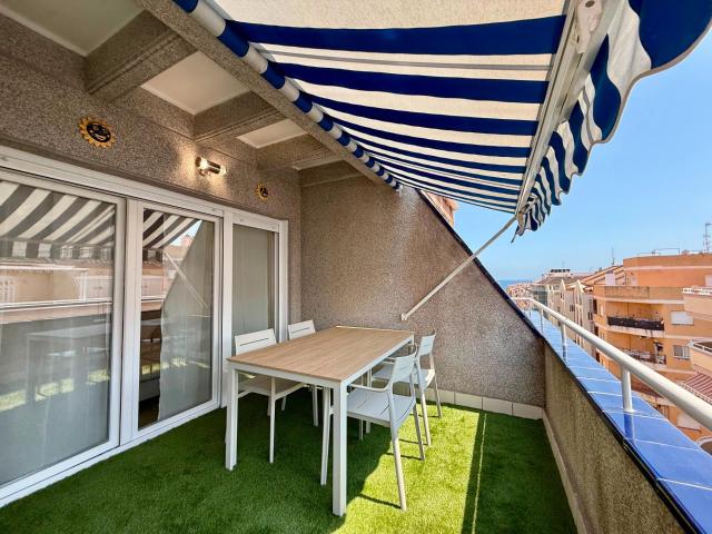 Ático elegantemente reformado aprox. 66 m2 5.ª planta con gran terraza al oeste ¡y a tan solo 500 m ambos de la Playa de los Locos y la Playa del Cura!