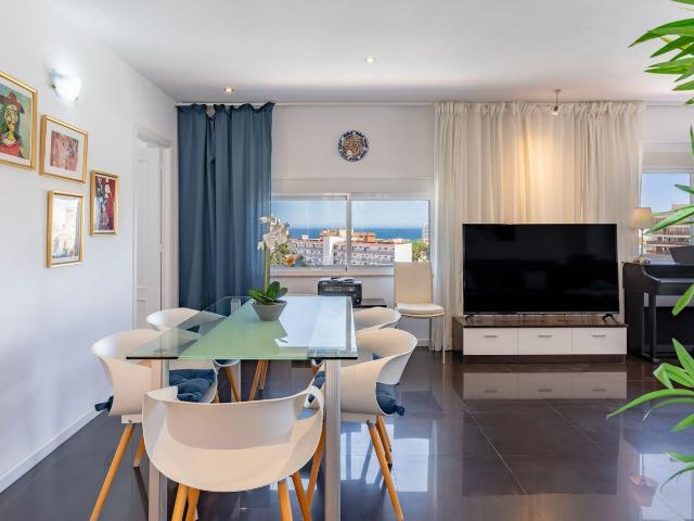 Ático en venta en Torremolinos, Montemar. Ático de 3 dorms, 2 baños, La Carihuela. Áticos.
