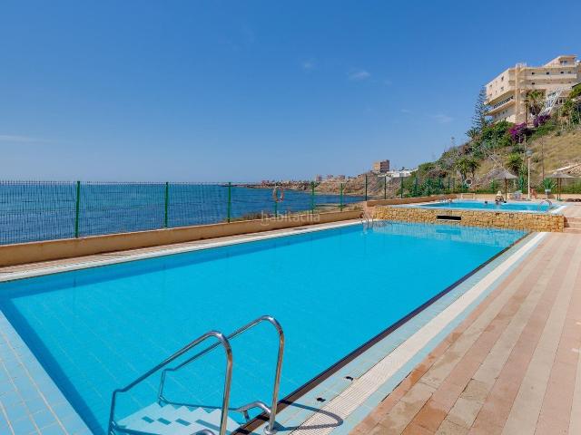 Ático en venta en Torrevieja, Miramar Torre del Moro. ÁTICO A PIE DE PLAYA CON VISTAS DESPEJADAS Y PISCINA COMUNITARIA JUNTO AL MAR. Áticos.