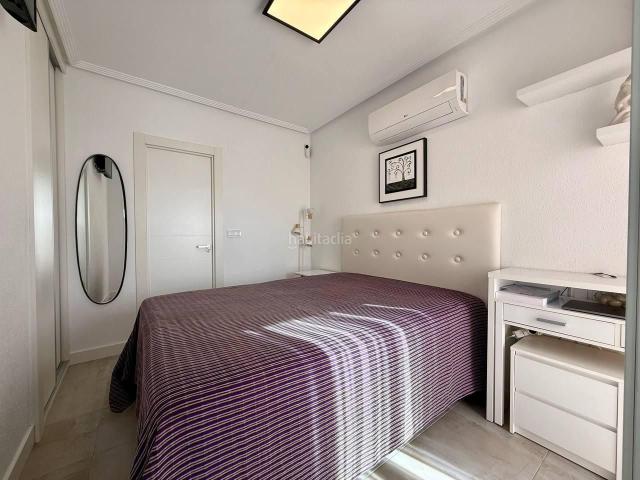 Ático en venta en Torrevieja, Nueva Torrevieja. Este espacioso y moderno aacutetico duacuteplex con vistas al mar se encuentra en la uacuteltima planta de un edificio con ascenso. Áticos.