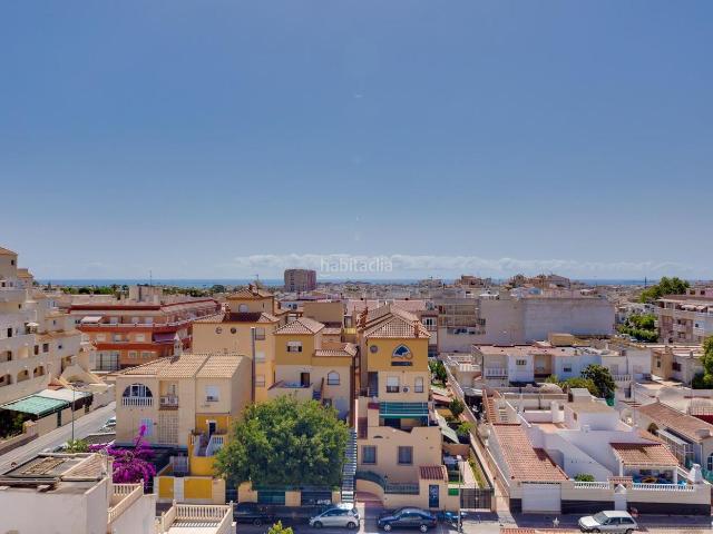 Ático en venta en Torrevieja, Nueva Torrevieja. Semiático de 2 dormitorios con piscina y vistas despejadas con el mar de fondo. Áticos.