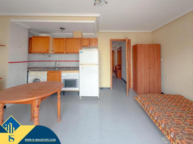 Ático en venta en Torrevieja, Avenida Habaneras Curva de Palangre. Ático con terraza en la provincia de Alicante, en Torrevieja, barrio Playa de los Locos. 1 habitación 44 m² 400 metros al mar.