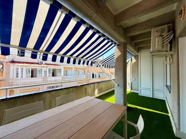 Ático en venta en Torrevieja, Avenida Habaneras Curva de Palangre. Ático elegantemente reformado aprox. 66 m2 5.ª planta con gran terraza al oeste y a tan solo 500 m ambos de la Playa de los Locos.