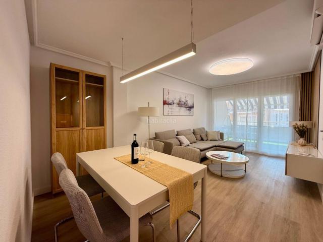 Ático en venta en Torrevieja, Avenida Habaneras Curva de Palangre. Ático reformado con gran terraza, trastero, vistas laterales al mar, a 400 metros del mar. Áticos.