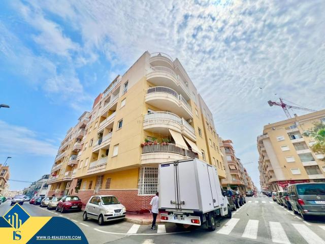 Ático en venta en Torrevieja, Avenida Habaneras Curva de Palangre. Ático reformado con terraza, en la provincia de Alicante, en la ciudad de Torrevieja, en el barrio de Playa del Cura. 1 habitación.