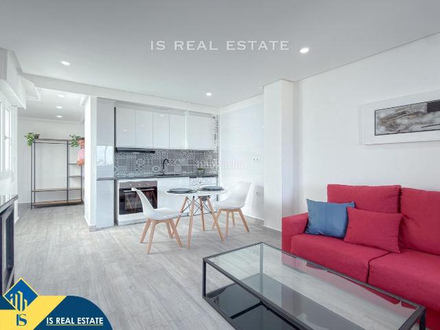 Ático en venta en Torrevieja, Avenida Habaneras Curva de Palangre. Ático reformado con terraza, en la provincia de Alicante, en la ciudad de Torrevieja, en la zona de Playa del Cura. 1 habitacion.