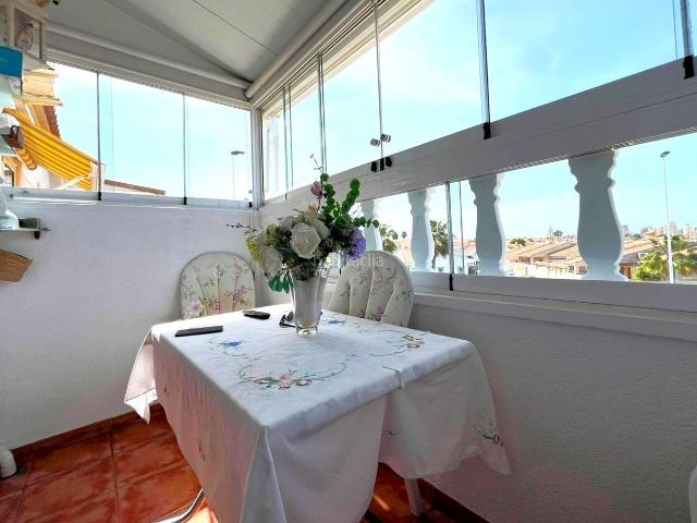 Ático en venta en Torrevieja, Aguas Nuevas. Planta alta luminosa y bien conservada aprox. 55 m2 1.ª planta con balcón acristalado al sur y ubicado en una urbanización bien m. Áticos.