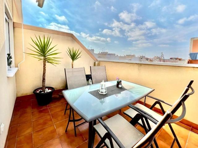 Ático en venta en Torrevieja, Antonio Machado. Acogedor ático céntrico 53 m2 gran terraza con 2 dormitorios, a solo 650 m de la Playa del Cura y con licencia turística. Áticos.