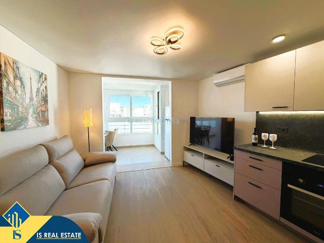 Ático en venta en Torrevieja, Antonio Machado. Ático reformado con terraza, en la provincia de Alicante, en la ciudad de Torrevieja, en la zona de Playa del Cura. 1 habitación. Áticos.