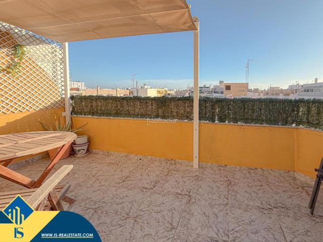 Ático en venta en Torrevieja, Antonio Machado. Ático reformado con terraza, en la provincia de Alicante, en la localidad de Torrevieja, en la zona de Playa del Cura. 3 habitacio. Áticos.