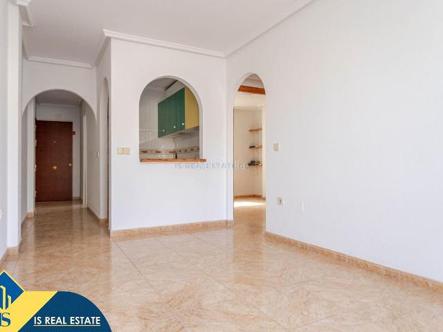 Ático en venta en Torrevieja, Centro Muelle Pesquero. Ático con piscina comunitaria, en la provincia de Alicante, ciudad de Torrevieja. 2 habitaciones 54 m² 900 metros del mar. Áticos.