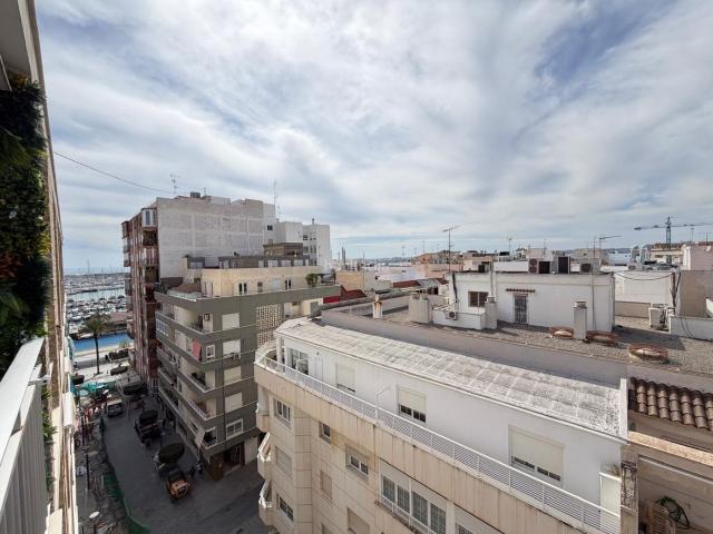 Ático en venta en Torrevieja, Centro Muelle Pesquero. Ático elegantemente reformado 98 m2 7.ª planta en pleno centro. Balcón al oeste vistas laterales al puerto y situado en una calle. Áticos.