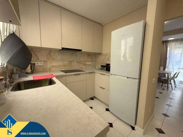 Ático en venta en Torrevieja, Centro Muelle Pesquero. Ático reformado cerca del mar, en la provincia de Alicante, en la ciudad de Torrevieja, en el barrio de Playa del Cura. 3 habitaci. Áticos.