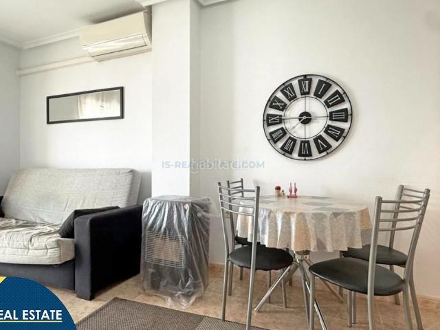 Ático en venta en Torrevieja, El Molino. Ático con piscina comunitaria, en la provincia de Alicante, ciudad de Torrevieja. 2 habitaciones 45 m² 1,4 kilómetros del mar. Áticos.