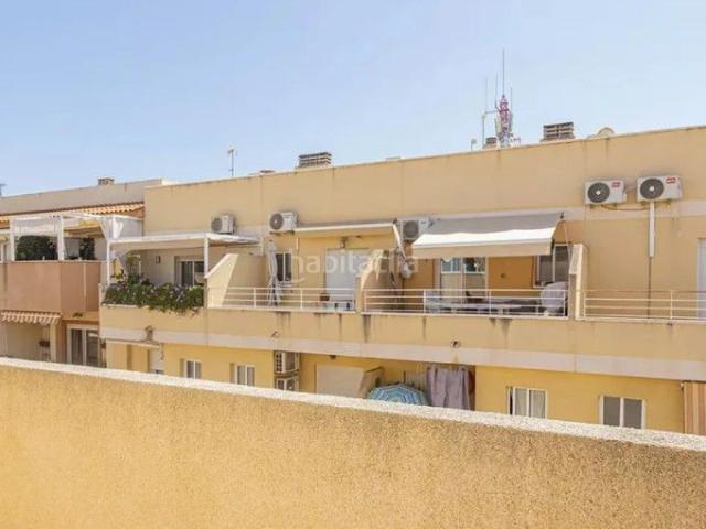 Ático en venta en Torrevieja, El Molino. Ático de 2 habitaciones con terraza, piscina y ascensor en pleno centro de Torrevieja. Áticos.