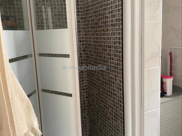 Ático en venta en Torrevieja, El Molino. Ático reformado con piscina compartida en Torrevieja, provincia de Alicante. 1 habitacion 51 m² 700 metros al mar. Áticos.