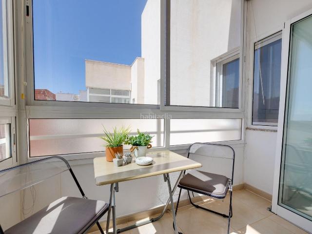 Ático en venta en Torrevieja, El Molino. Presentamos esta excelente propiedad ubicada en el centro de Torrevieja, una localizacioacuten estrateacutegica que combina la com. Áticos.