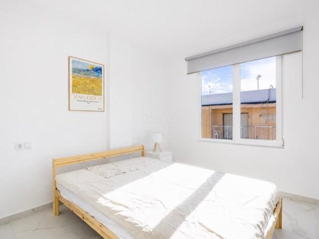 Ático en venta en Torrevieja, El Acequión. Amplio apartamento de tres habitaciones en Torrevieja con balcón y vista lateral al mar que ofrece comodidad y conveniencia en una. Áticos.